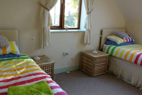 Un pat sau paturi într-o cameră la Honey Cottage