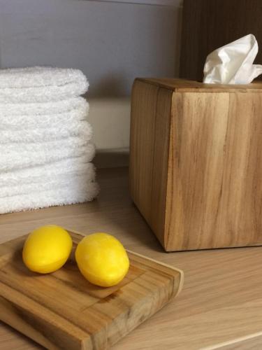 two lemons on a cutting board next to a pile of towels at Alpin Chic in Grödig