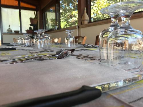 una mesa con una botella de vidrio y cubiertos en Agriturismo La Vecchia Fontana, en Penne