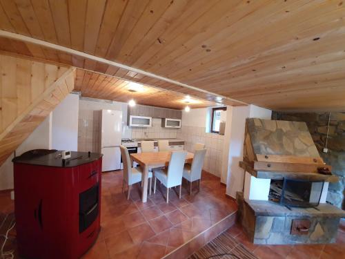 ヴラシチにあるVikendica PAMのキッチン、ダイニングルーム(テーブル、コンロ付)