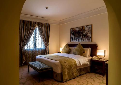 a bedroom with a large bed and a window at Vivienda Hotel Villas in Riyadh
