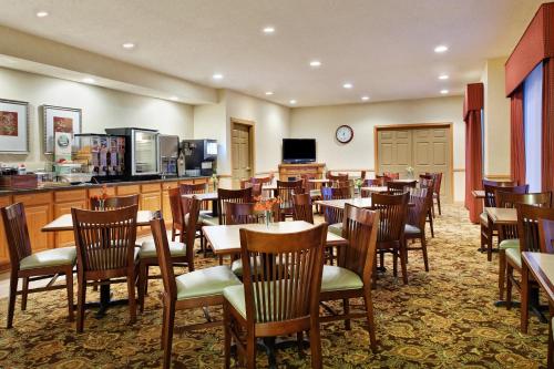 a dining room with tables and chairs in a restaurant at Country Inn & Suites by Radisson, Rock Falls, IL in Rock Falls