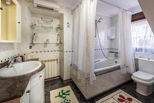 a bathroom with a sink and a toilet and a shower at Casa vacacional Santander in Santander