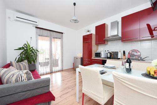 Kuchyň nebo kuchyňský kout v ubytování Apartmani Damant