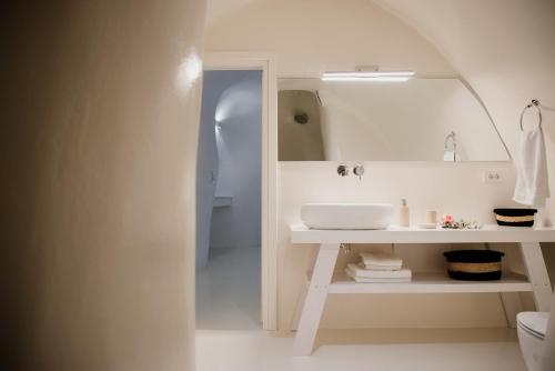 Koupelna v ubytování Aleria Luxury Cave Santorini