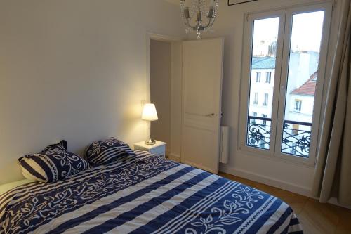 巴黎的住宿－Sunny and quiet apartment，一间卧室设有一张床和一个美景窗户。