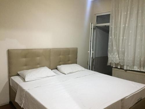 Postel nebo postele na pokoji v ubytování Yakup's Apartment