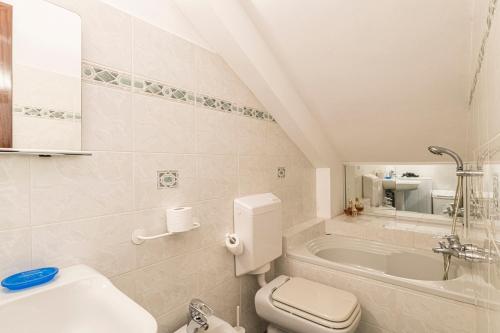 Bilik mandi di Villa Riviera