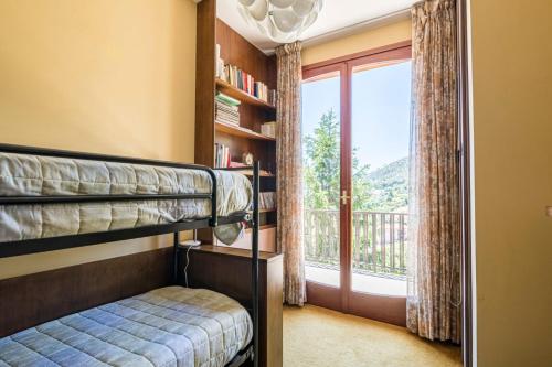 מיטה או מיטות קומותיים בחדר ב-Riviera