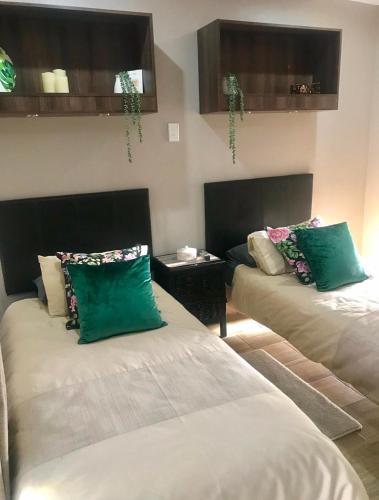 Ένα ή περισσότερα κρεβάτια σε δωμάτιο στο Panorama Self Catering