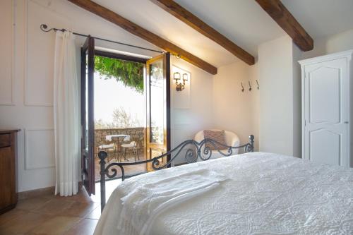 A bed or beds in a room at Villa Esposito
