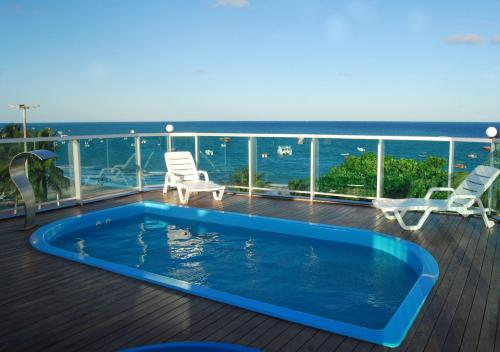 una piscina en la terraza de un crucero en Pousada Orla dos Corais, en Maragogi