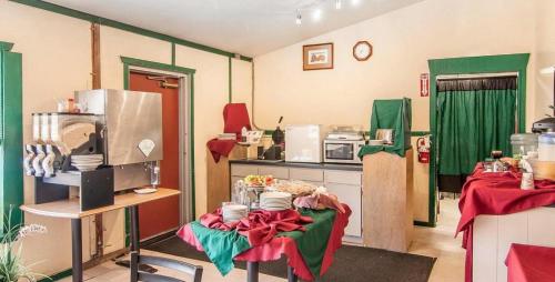 アシュランドにあるAshland Valley Innの赤と緑のカーテンがかかったテーブルのあるキッチン