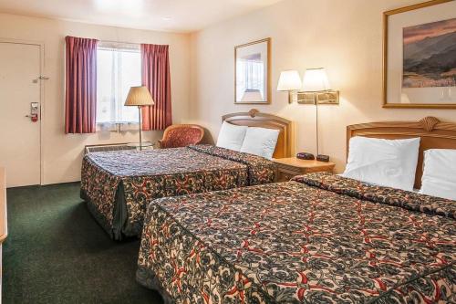 Ένα ή περισσότερα κρεβάτια σε δωμάτιο στο Ashland Valley Inn