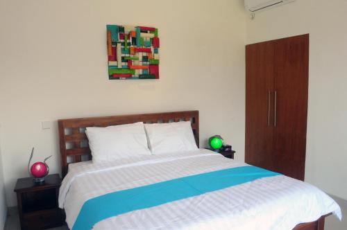 Ένα ή περισσότερα κρεβάτια σε δωμάτιο στο Pineapple Villa Sanur