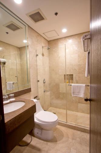 Crown Regency Hotel Makatiにあるバスルーム