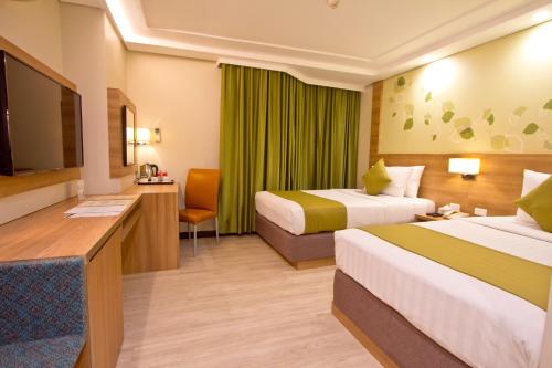 Crown Regency Hotel Makatiにあるベッド