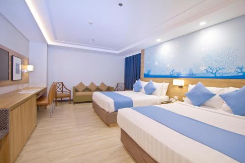Кровать или кровати в номере Crown Regency Hotel Makati