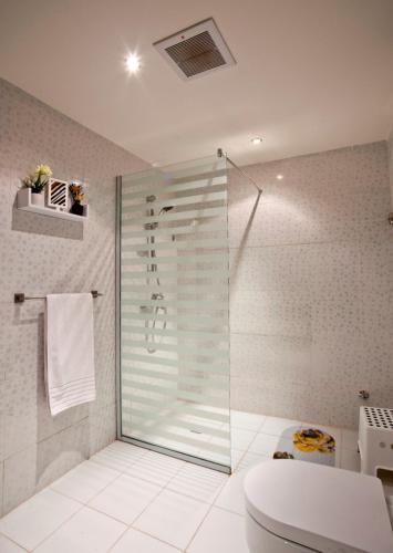 a bathroom with a glass shower and a toilet at الأجنحة التنفيذية للشقق المخدومة - اقتصادي in Riyadh