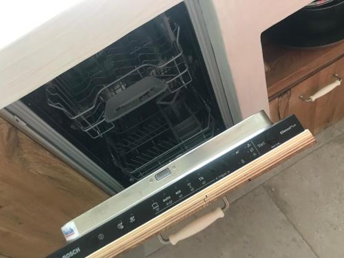 un horno con la puerta abierta en una cocina en Summer House Bovec, en Bovec
