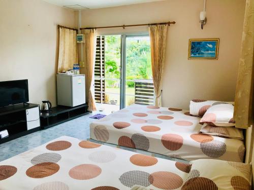 מיטה או מיטות בחדר ב-Thanorm Rak Resort