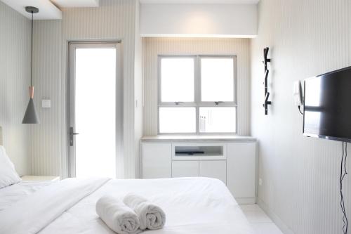 Ένα ή περισσότερα κρεβάτια σε δωμάτιο στο Gorgeous Studio at Mekarwangi Square Apartment with Mountain View By Travelio