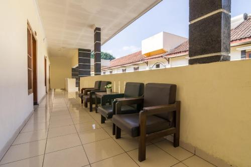 Posezení v ubytování RedDoorz At Hotel Sartika Yogyakarta