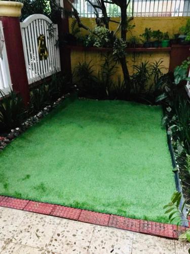 Taman di luar Entire House with 4 rooms near SM Molino and Vermosa Ayala