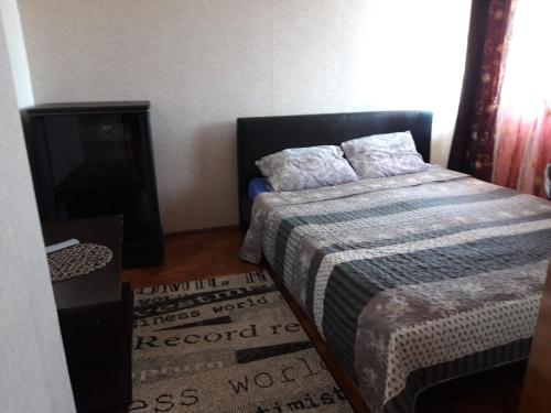 1 dormitorio con 1 cama y TV de pantalla plana en Hellen's Ultracentral Apartament en Buzau