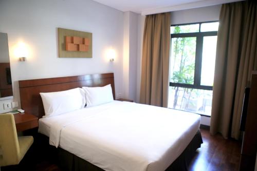 Ένα ή περισσότερα κρεβάτια σε δωμάτιο στο Grand Kuta Hotel and Residence