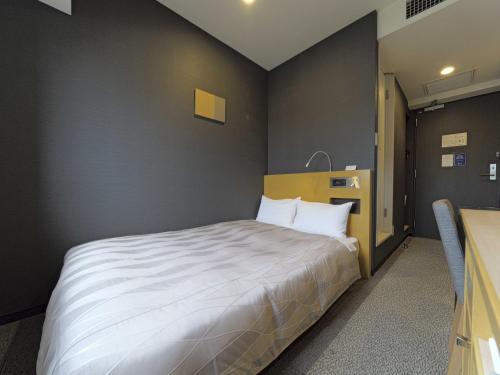 a bedroom with a large white bed in a room at Meitetsu Inn Chita Handa Ekimae in Handa