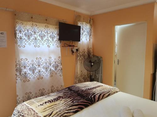 Postel nebo postele na pokoji v ubytování Canterbury Self-catering