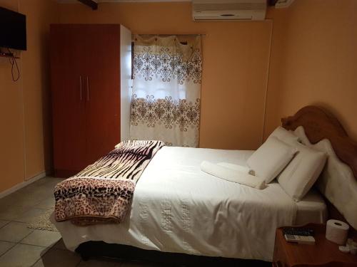 Postel nebo postele na pokoji v ubytování Canterbury Self-catering