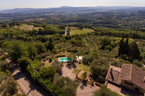 eine Luftansicht eines Anwesens mit Pool in der Unterkunft villa Ada Belriguardo in Sarteano