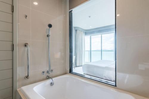 Bathroom sa Mövenpick Residence/1BR/Beach Access/Luxury Stay