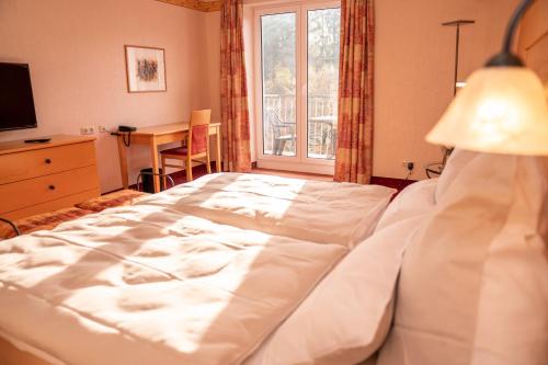 Postel nebo postele na pokoji v ubytování Hotel Löwenstein