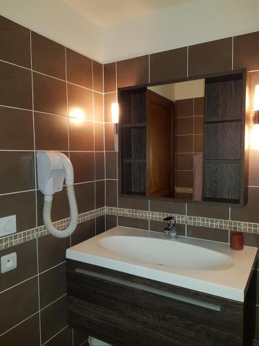 a bathroom with a large sink and a mirror at Appart 4/5 pers résidence 4* des Bergers pieds des pistes in L'Alpe-d'Huez