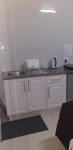Η κουζίνα ή μικρή κουζίνα στο Kwa-Dlamathe Guesthouse