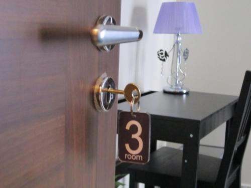 a door lock with a digit on it next to a desk at B&B Le Vie D'Arte in Agrigento