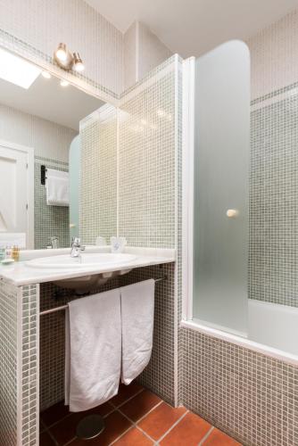 a bathroom with a sink and a shower at Hotel Calachica Las Negras in Las Negras