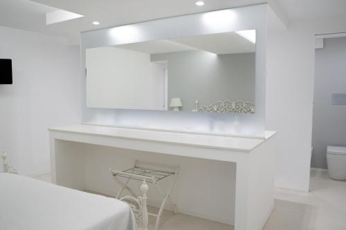 a white room with a sink and a toilet at Acquabianca in Aci Castello