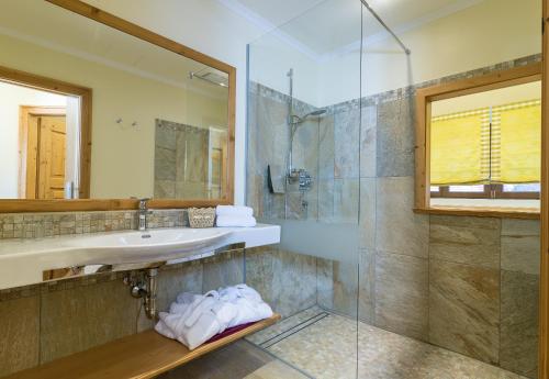 a bathroom with a sink and a shower at Hotel-Restaurant Kirchenwirt in Weissenkirchen in der Wachau