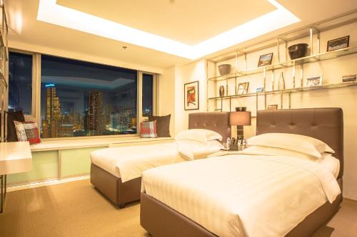Ένα ή περισσότερα κρεβάτια σε δωμάτιο στο The Alpha Suites