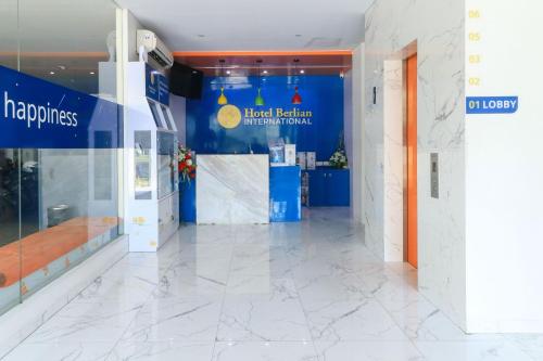 Лобби или стойка регистрации в Hotel Berlian International