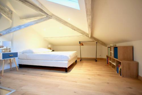 1 dormitorio con 1 cama blanca grande y escritorio en Charmante maison centre-ville Sainte-Maxime, plages à 2 pas en Sainte-Maxime