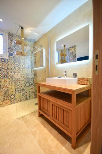 une salle de bain avec un lavabo et un miroir dans l'établissement Charmante maison centre-ville Sainte-Maxime, plages à 2 pas, à Sainte-Maxime