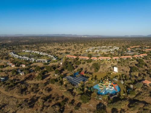 una vista aérea de un complejo con un parque acuático en The Kingdom Resort, en Ledig
