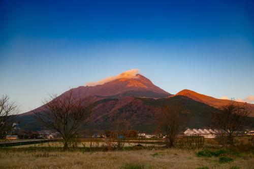 a mountain in the distance with auid at Yufuin Lamp no Yado in Yufuin