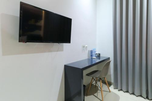 Телевизор и/или развлекательный центр в Hotel Berlian International