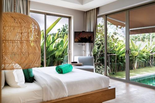 1 dormitorio con 1 cama grande y piscina en Modern 3BR Villa with Private Pool and BBQ, en Bang Tao Beach